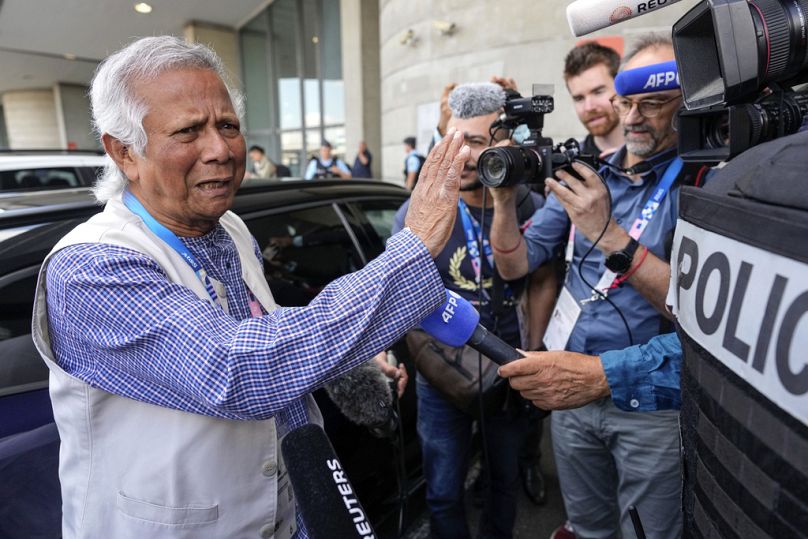 Le lauréat du prix Nobel Muhammad Yunus fait un geste en s'adressant aux médias à son arrivée à l'aéroport Charles de Gaulle à Roissy, au nord de Paris, le mercredi 7 août 2024. 