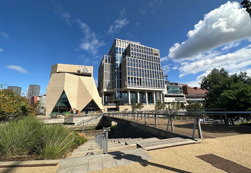 Les archives sont hébergées dans une nouvelle installation climatisée spécialement conçue au London College of Fashion, où Storey est professeur de mode et de sciences.