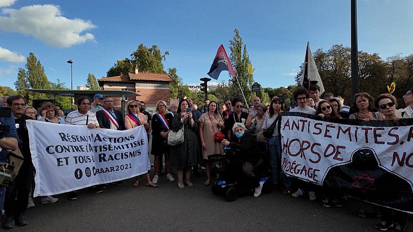 Des manifestants se rassemblent à Paris, le 25/08/2024, pour protester contre l'antisémitisme, le racisme et la discrimination.