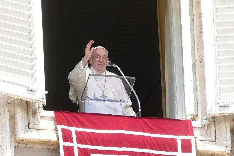 Le pape François prononce la prière de l'Angélus de midi sur la place Saint-Pierre au Vatican - dimanche 4 août 2024.