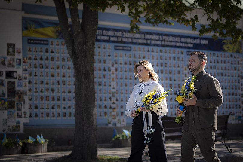 Le président ukrainien Zelenskyy et son épouse Olena déposent des fleurs au mur commémoratif des défenseurs ukrainiens tombés au combat, le samedi 24 août 2024. 