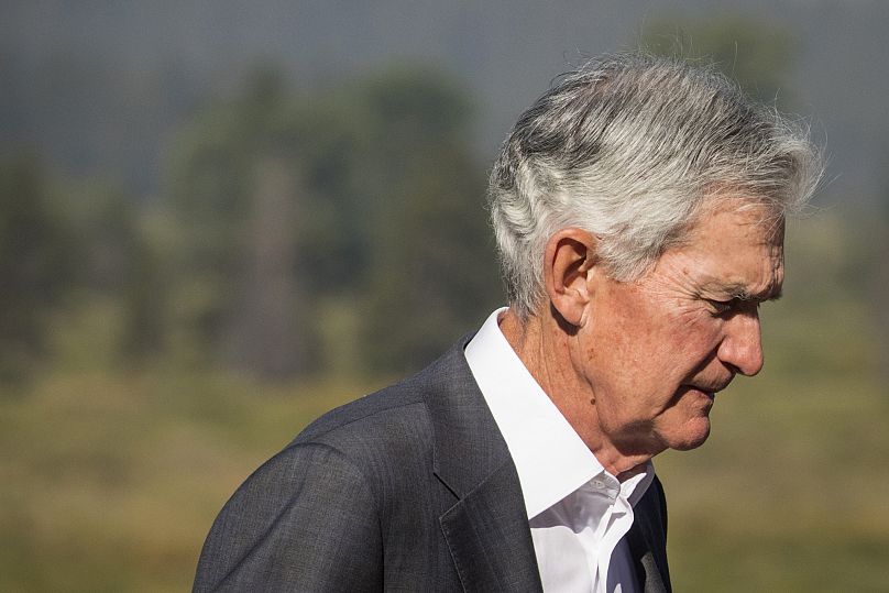 Le président de la Réserve fédérale, Jerome Powell, marche à l'extérieur du symposium économique de Jackson Hole au Jackson Lake Lodge, le 23 août 2024