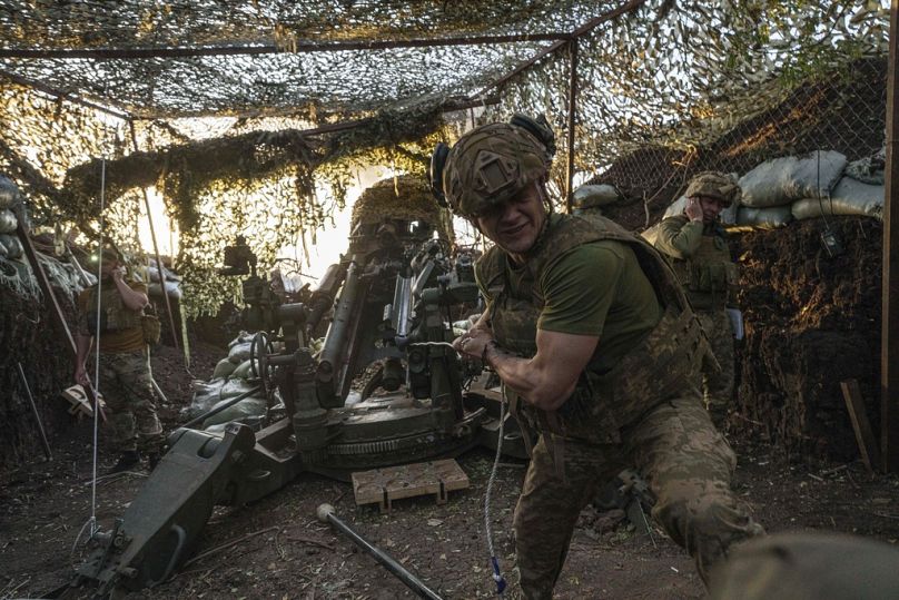 Un soldat ukrainien Oleh de la 148e brigade d'artillerie distincte des forces d'assaut aériennes tire vers des positions russes avec un obusier M777 sur la ligne de front dans la région de Donetsk