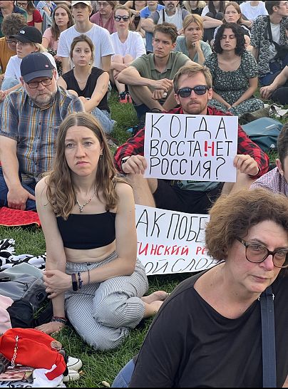 Les supporters se rassemblent au Mauerpark pour écouter le discours de Yashin. 