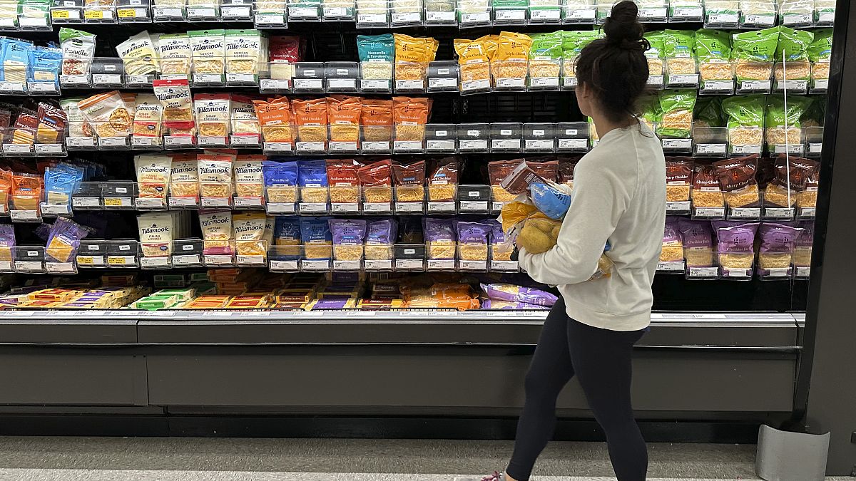 US shopper in food store (file photo)