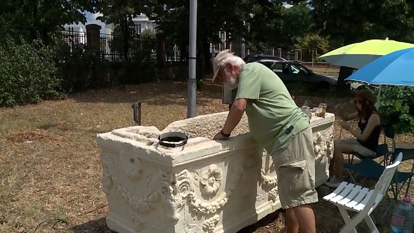 Un sarcophage de l'époque romaine utilisé comme bar sur une plage bulgare serait authentique.