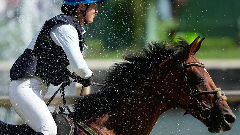 La Suédoise Sofia Sjoborg monte Bryjamolga Vh Marienshof lors de la compétition de cross-country équestre au château de Versailles pour les Jeux olympiques d'été de 2024, le 28 juillet 2024. 