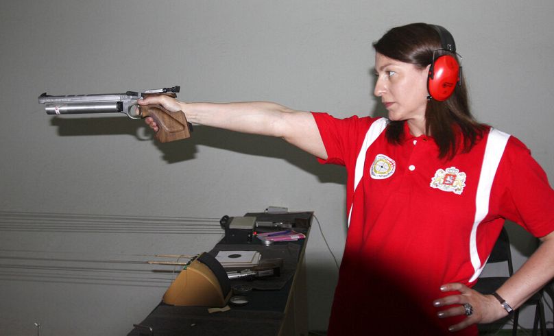 Sur cette photo du lundi 25 juin 2012, la championne olympique géorgienne Nino Salukvadze prend des photos lors de son entraînement à Tbilissi, en Géorgie.