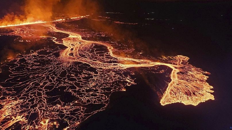 Un volcan du sud-ouest de l'Islande est entré en éruption jeudi 22 août 2024, pour la sixième fois depuis décembre, crachant de la lave rouge à travers une nouvelle fissure sur la péninsule de Reykjanes.