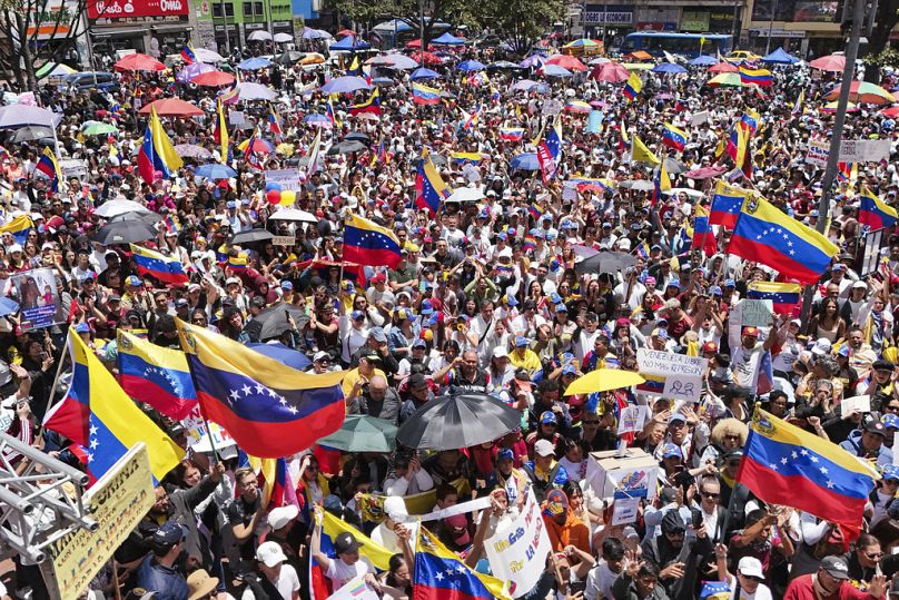 Des citoyens vénézuéliens protestent contre les résultats officiels qui ont déclaré le président Nicolas Maduro vainqueur des élections. Bogota, Colombie, samedi 17 août 2024