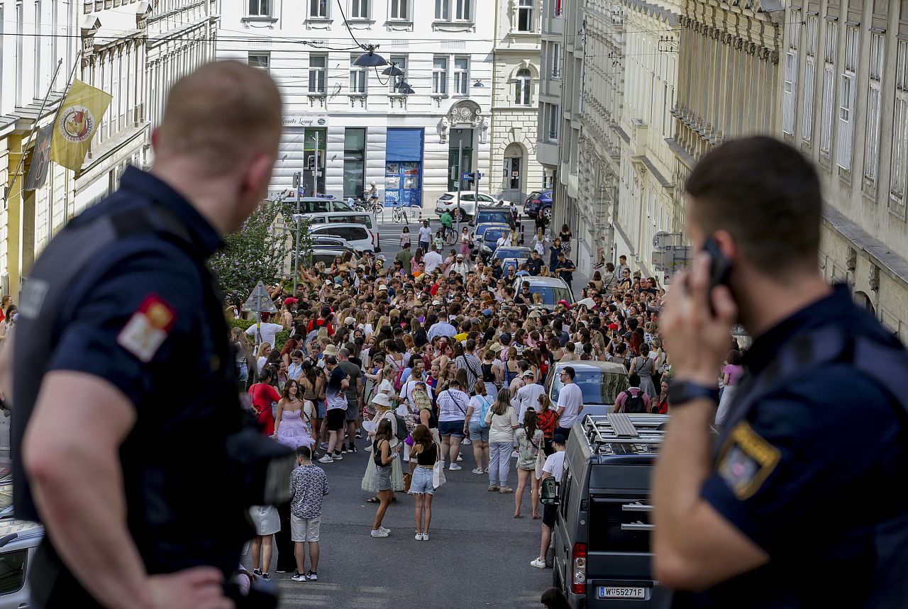 Les Swifties se rassemblent sous l'œil vigilant de la police à Vienne