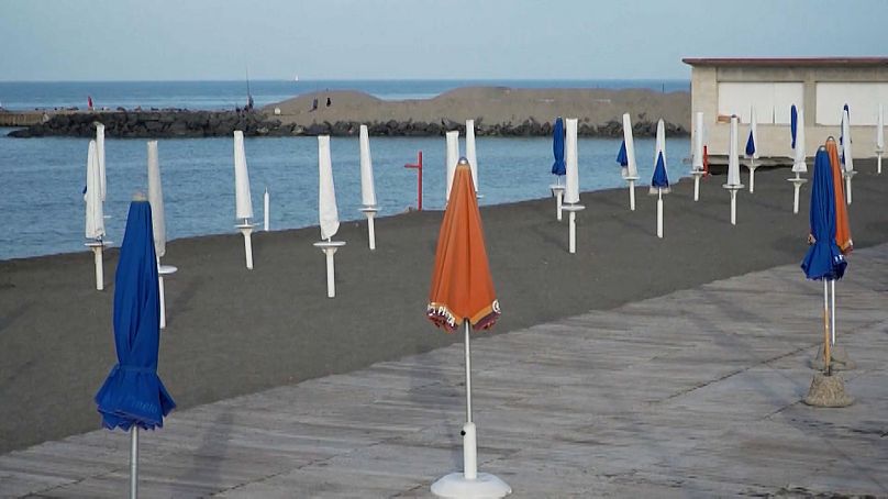 Parasols fermés sur la plage d'Ostie, en Italie, le vendredi 9 août 2024. 