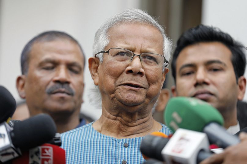 Le lauréat du prix Nobel Muhammad Yunus s'adresse aux médias après avoir été libéré sous caution par un tribunal dans une affaire de détournement de fonds, à Dhaka, au Bangladesh, le dimanche 3 mars 2024.