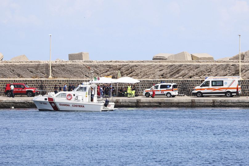 Les services d'urgence sur les lieux de la recherche d'un bateau disparu, à Porticello Santa Flavia, en Italie, le lundi 19 août 2024