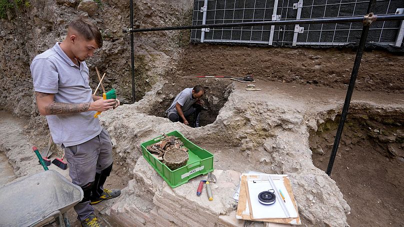 Des archéologues travaillent sur le site de fouilles du théâtre de l'ancien empereur romain Néron, 1er siècle après JC, lors d'une avant-première presse, à Rome, le mercredi 26 juillet 2023.