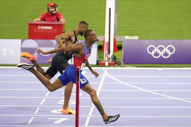 Quincy Hall, de l'équipe américaine, franchit la ligne d'arrivée lors de la finale du 400 mètres masculin le 7 août 2024 à Paris