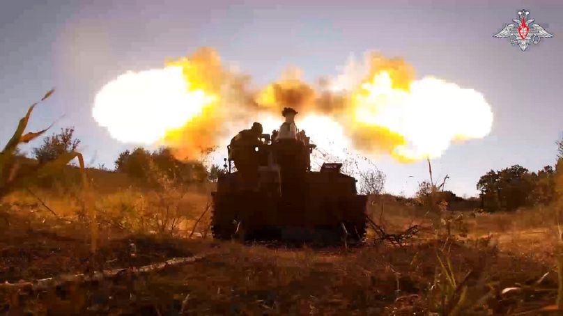 Sur cette photo tirée d'une vidéo publiée par le ministère russe de la Défense le dimanche 18 août 2024, des soldats russes tirent avec un canon automoteur Giatsint-S vers des positions ukrainiennes.