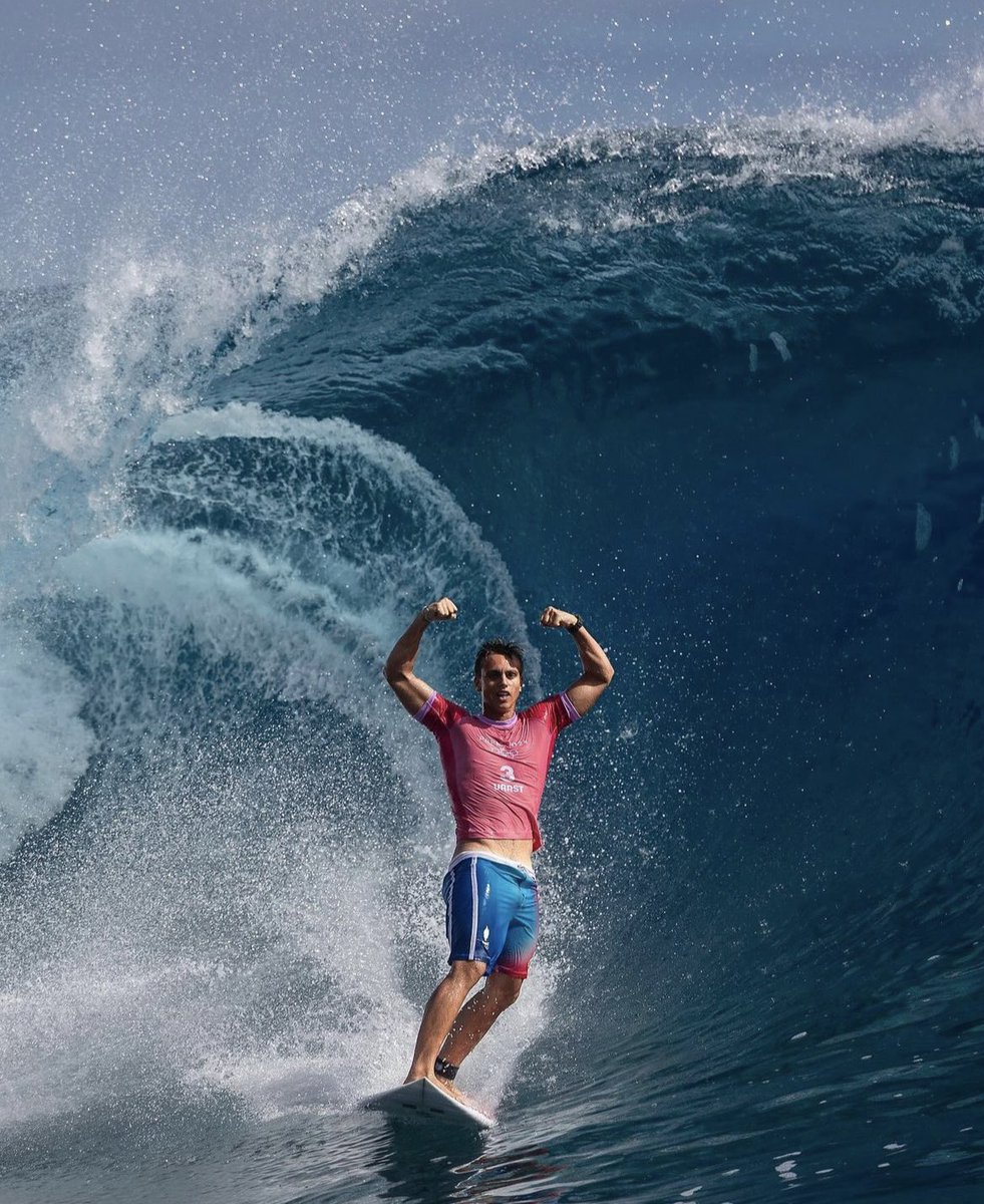 Le mana de Kauli Vaast !!! La vague de Teahupo'o est dans son cœur depuis son enfance. C’est avec elle et devant le monde entier qu’il remporte l’OR aux Jeux de Paris ! Bravo champion et māuruuru Tahiti pour ce cadre de rêve, une fierté nationale.