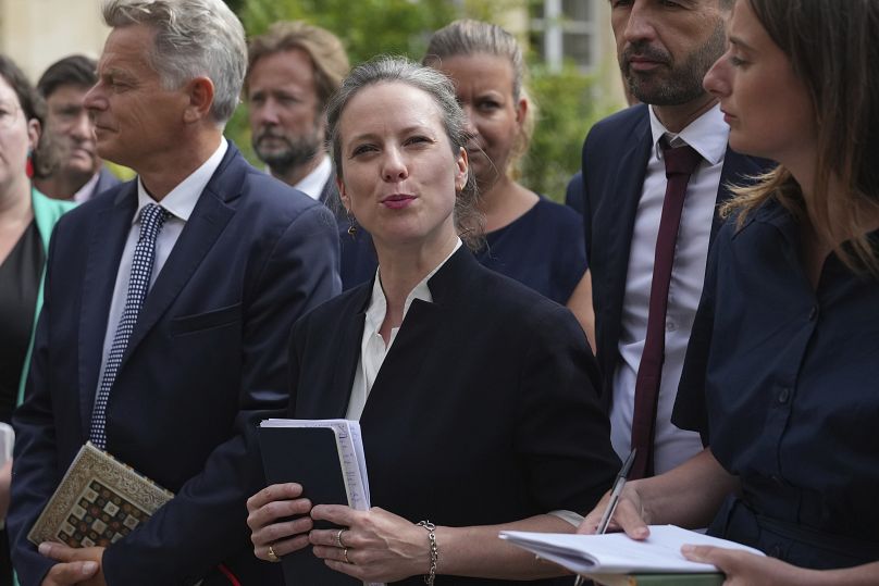 Lucie Castets, au centre, la candidate choisie par la coalition du Nouveau Front populaire pour le poste de Premier ministre, s'exprime à l'Elysée après une rencontre avec le président français Emmanuel Macron, vendredi, 