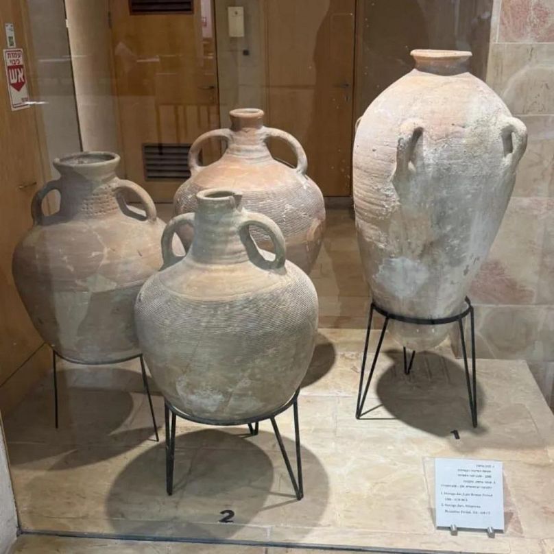 Les pots intacts exposés au musée Hecht de l'Université de Haïfa.