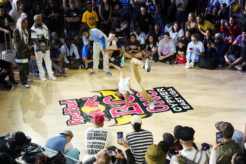 Christian Walker, ci-dessus, B-Boy Mach Phive, rivalise avec Brandon McCrimmon, B-Boy No Centss, lors de l'événement de breakdance Red Bull BC One East Cypher, le 12 août 2023.