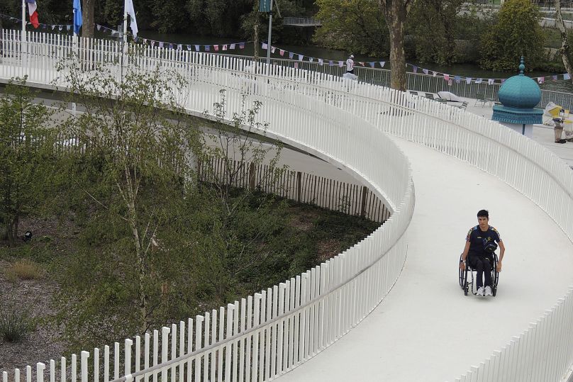 Un athlète paralympique en fauteuil roulant utilisant une rampe dans le village paralympique, le 24 août 2024