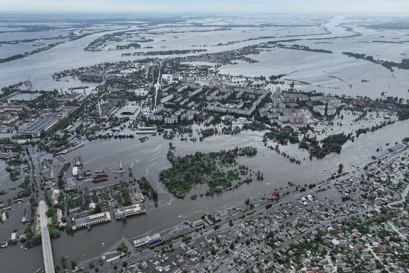 Un quartier inondé à Kherson suite à la destruction du barrage de Kakhovka dans le sud de l'Ukraine, qui a affecté l'eau potable, l'approvisionnement alimentaire et les écosystèmes de la mer Noire 