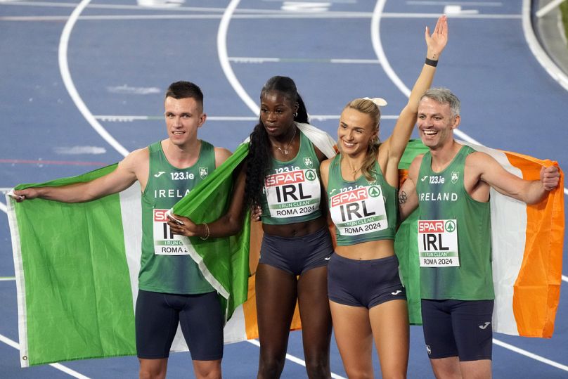 Les cheveux gris ne sont pas courants chez les sprinteurs, mais l'Irlandais de 32 ans Thomas Barr, à droite, pose avec ses coéquipiers ici après avoir remporté le relais mixte 4x400m à l'EAC en juin