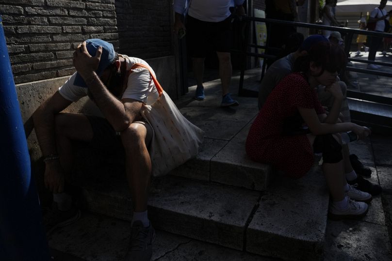 Un homme se repose à l'ombre alors que les températures devraient atteindre jusqu'à 39 degrés Celsius à Rome.