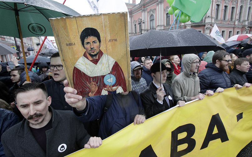 Des manifestants brandissent un portrait du cofondateur de l'application de messagerie Telegram, Pavel Durov, conçu comme une icône, pour protester contre le blocage de l'application en Russie, lors d'un rassemblement du 1er mai.