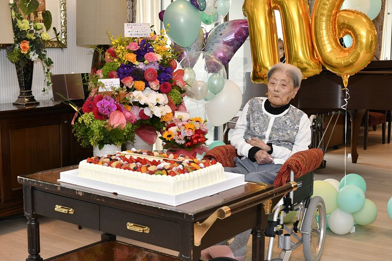 Tomiko Itooka célèbre son 116e anniversaire dans la maison de retraite où elle vit à Ashiya, dans l'ouest du Japon, le 23 mai 2024. 