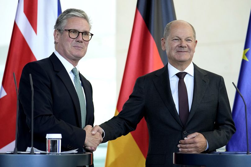 Le chancelier allemand Olaf Scholz et le Premier ministre britannique Keir Starmer se serrent la main après une conférence de presse à Berlin.