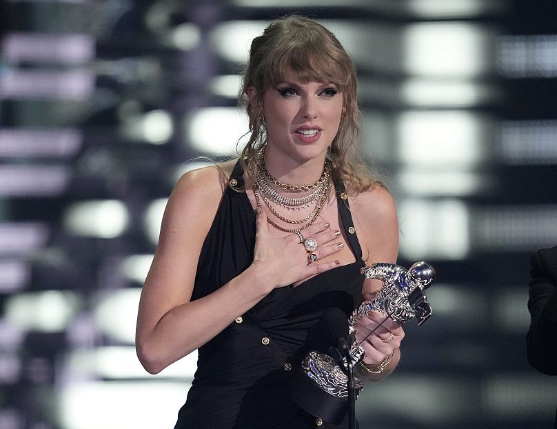 Taylor Swift accepte le prix de la vidéo de l'année pour 