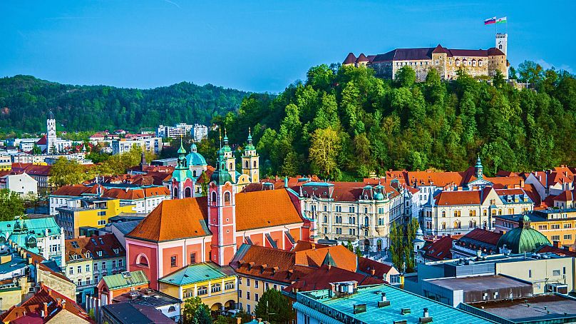 Ljubljana est bordée de bâtiments aux couleurs pastel.