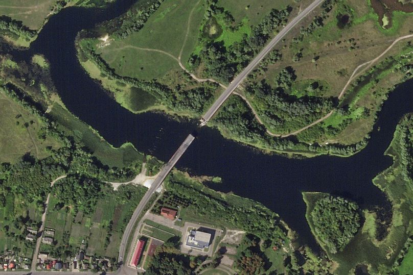 Une photo satellite montre un pont détruit sur la rivière Seim dans la ville de Glushkovo, dans la région de Koursk en Russie.