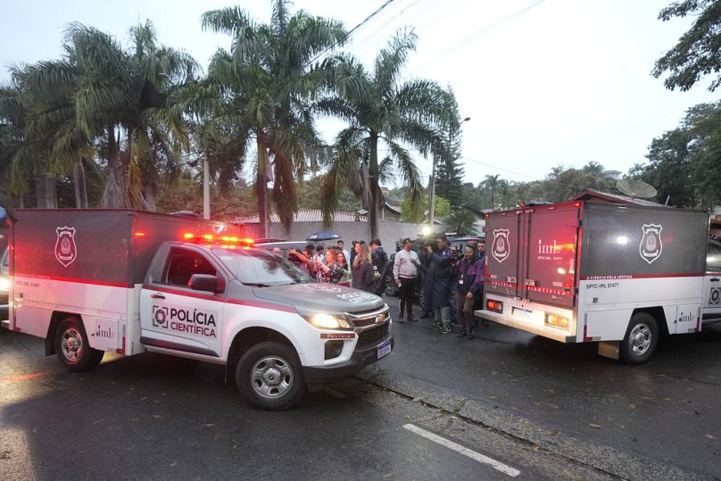 Des véhicules de la police utilisés pour transporter des corps ont été envoyés à un condominium à bord d'un avion embarqué à Vinhedo, État de São Paulo, Brésil, le 9 août 2024. (