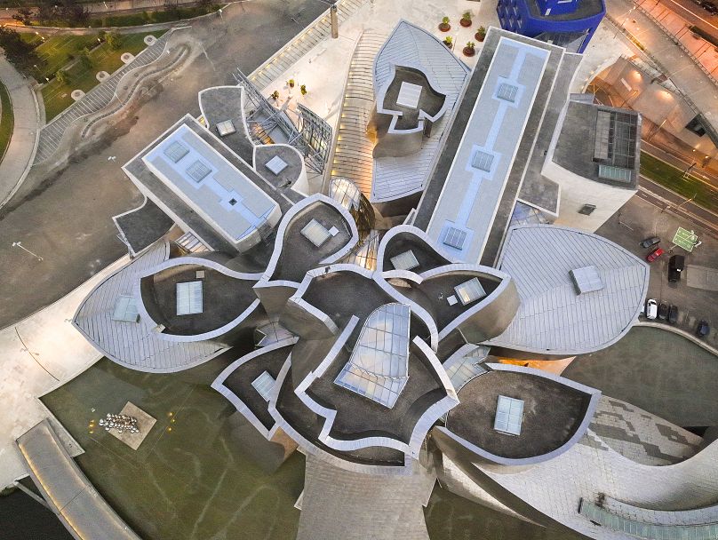 Une photo prise par drone du musée Guggenheim de Bilbao, en Espagne.