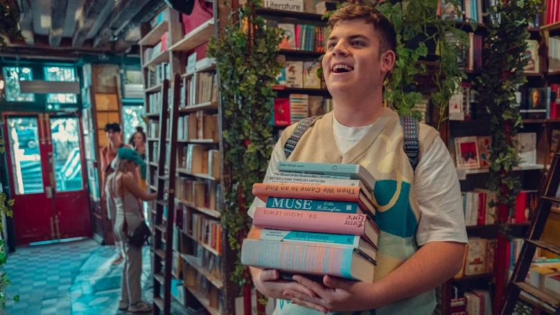 Le personnage d'Isaac (Tobie Donovan) lisant des livres queer dans la série télévisée à succès de Netflix, Heartstopper. 