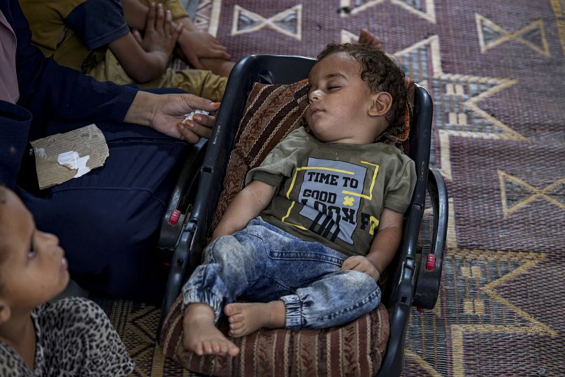 Abdel-Rahman Abu El-Jedian, 11 mois, atteint de polio, dort dans un camp de tentes de fortune à Deir al-Balah.