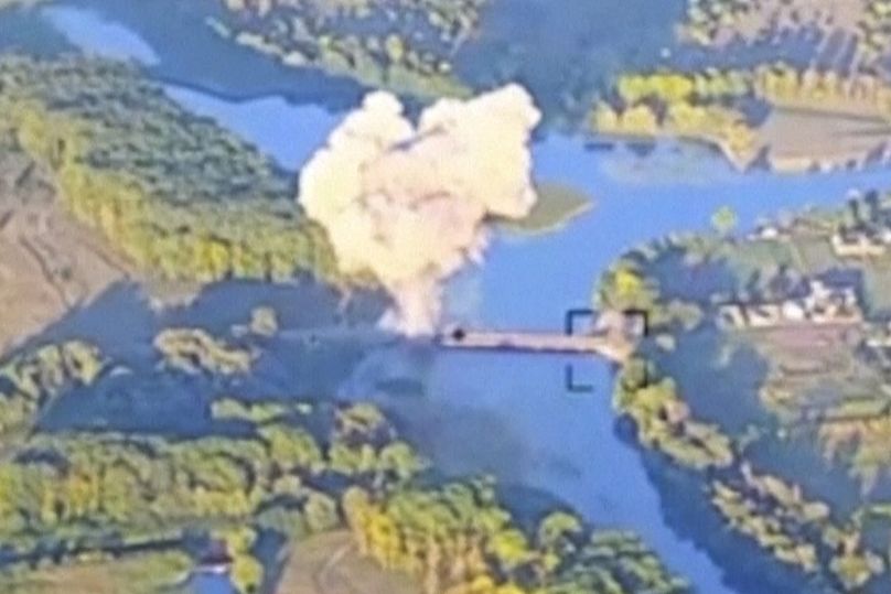 Une photo publiée par l'armée ukrainienne prétend montrer la destruction d'un deuxième pont dans la région de Koursk, le 18 août 2024