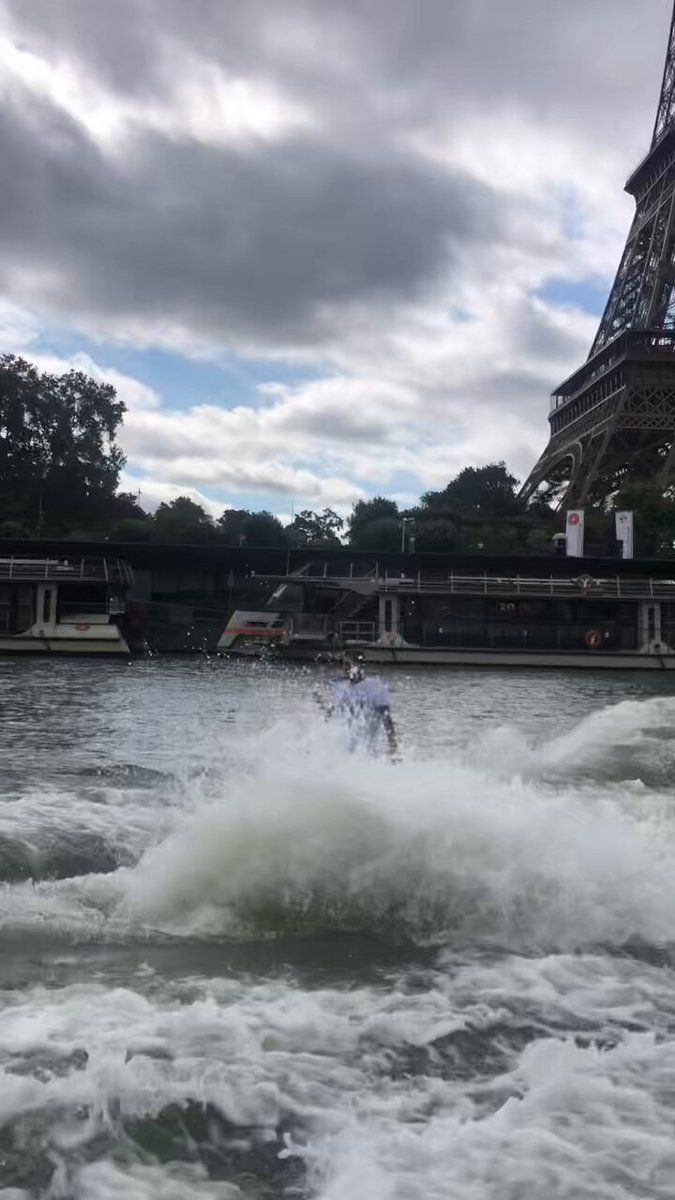 RT by @EmmanuelMacron: Après Teahupoo, Kauli Vaast a surfé sur la Seine…