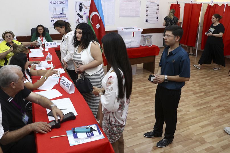 Des femmes font la queue pour voter dans un bureau de vote lors d'une élection anticipée au parlement Milli Mejlis à Bakou, en Azerbaïdjan, le dimanche 1er septembre 2024.