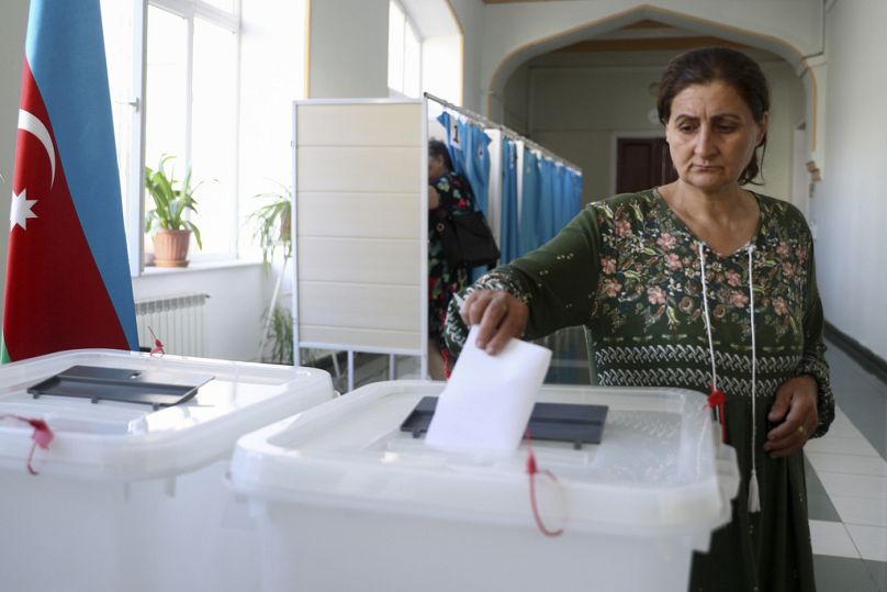 Une femme dépose son bulletin dans un bureau de vote lors d'une élection anticipée au parlement Milli Mejlis à Bakou, en Azerbaïdjan, le dimanche 1er septembre 2024.