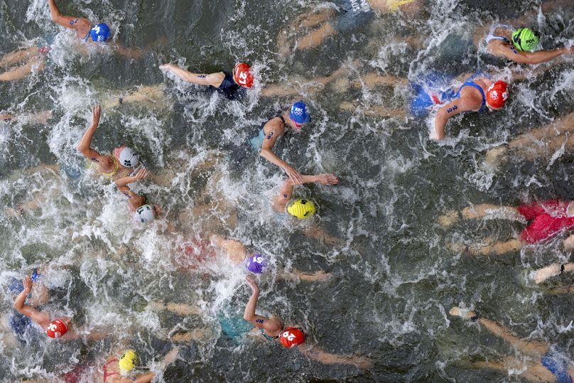 Des compétitrices nagent dans la Seine lors de la compétition de triathlon individuel féminin aux Jeux olympiques d'été de 2024, le mercredi 31 juillet 2024, à Paris, en France.