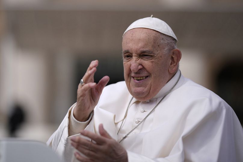 Le pape François salue en quittant son audience générale hebdomadaire sur la place Saint-Pierre au Vatican, le mercredi 10 avril 2024. 