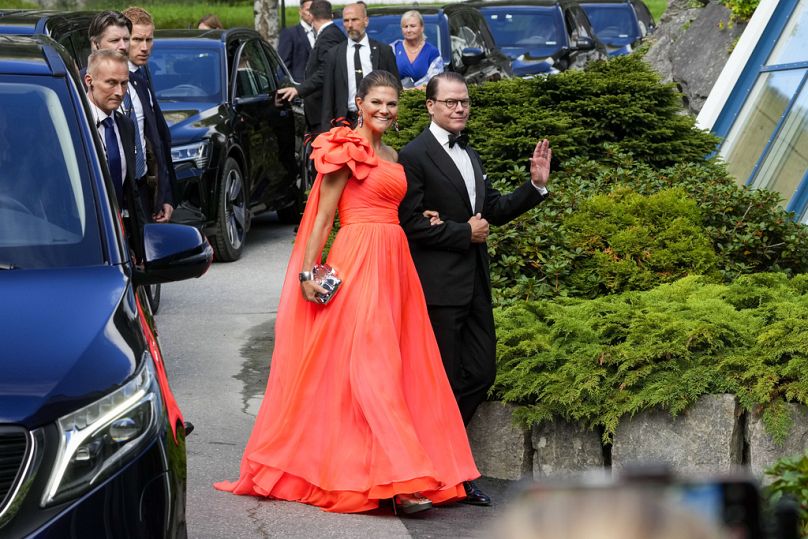 La princesse héritière Victoria de Suède et le prince Daniel de Suède assistent au mariage de la princesse Martha Louise de Norvège et de Durek Verrett, à Geiranger, en Norvège, le 31 août 2024.