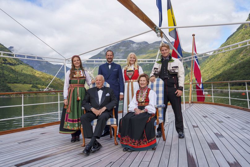 Le roi Harald de Norvège et d'autres membres de la famille royale à bord du Kingship Norway, avant le mariage de la princesse Martha Louise de Norvège et de Durek Verrett. 31 août 2024.