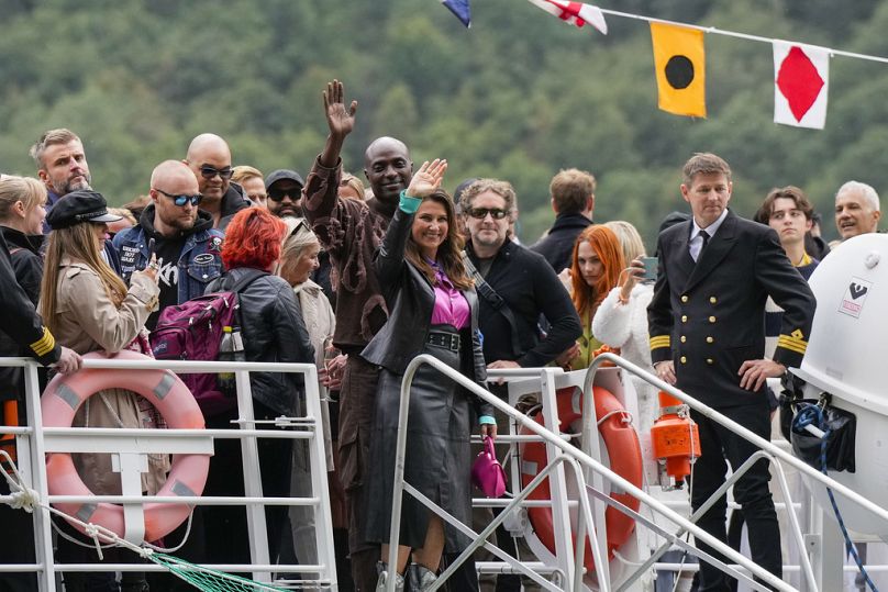 La princesse Martha Louise de Norvège, au centre, et Durek Verret, à l'arrière au centre, ainsi que leurs invités arrivent d'Alesund à Geiranger, en Norvège, le vendredi 30 août 2024.