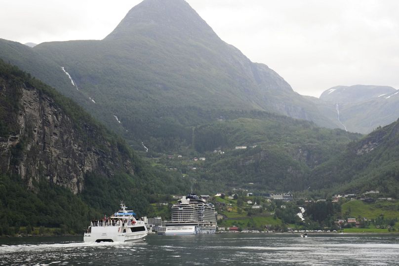 L'un des bateaux transporte les invités d'Alesund aux célébrations de mariage à Geiranger, en Norvège, le vendredi 30 août 2024, avant la cérémonie de mariage.