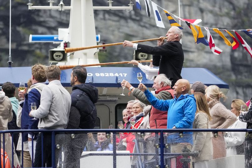 Les invités sont transportés en bateau d'Alesund à Geiranger, en Norvège, le vendredi 30 août 2024, pour la célébration du mariage de la princesse Martha Louise et de Durek Verret.